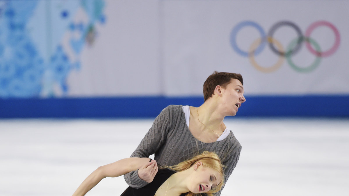 Rysslands Dmitri Soloviev bär Ekaterina Bobrova.